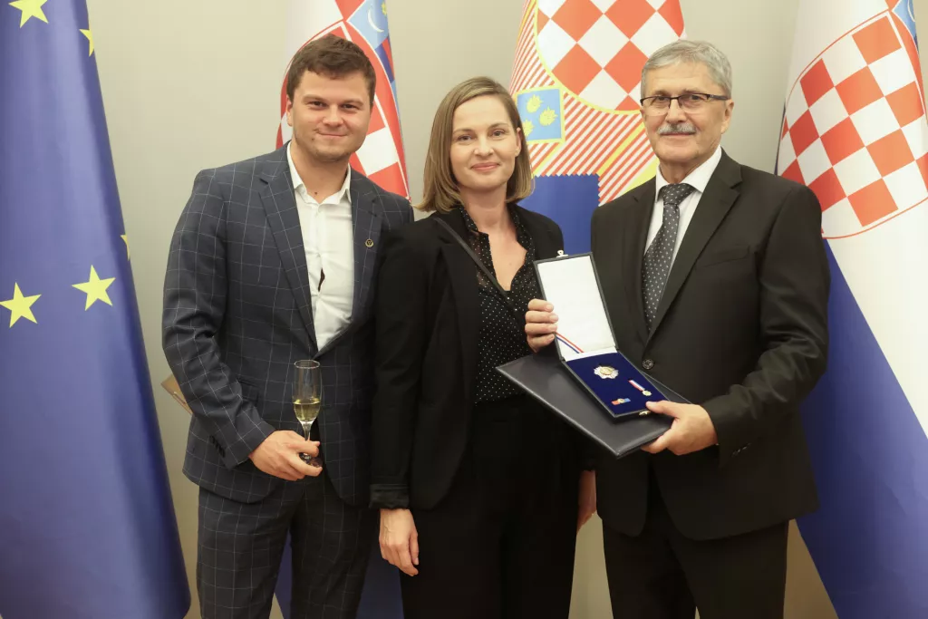 Predsjednik Republike Hrvatske Zoran Milanović uručio je odlikovanja zaslužnim pojedincima i udrugama iz područja kulture, gospodarstva, znanosti i sporta. Roko Kalafatić, Bojana Božanić, Miodrag Šajatović.