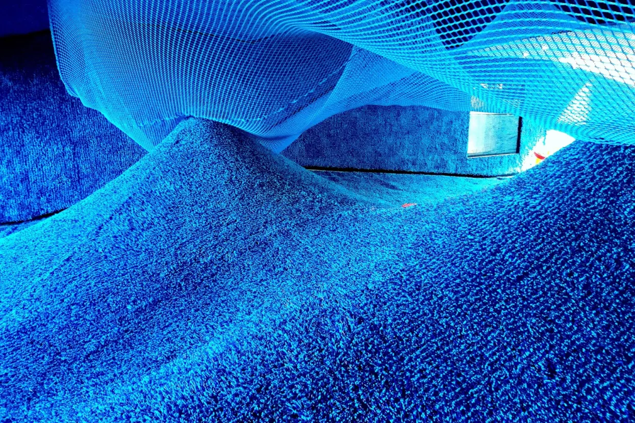 Regalerija surađuje s Prostoriom, Valamarom, Maistrom, Jadranskim luksuznim hotelima te je izradila brojne tepihe za poznate kupce poput najbogatijeg Meksikanca Carlosa Slima Helúa, opremila je nekoliko jahti i europskih rezidencija 