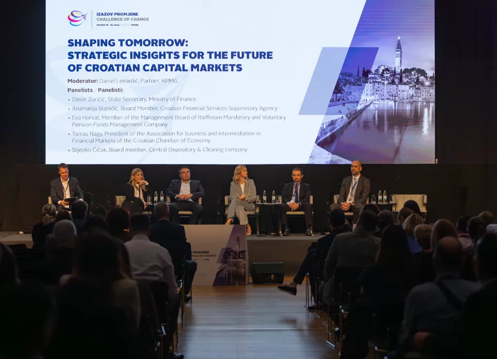 Panel Oblikovanje sutrašnjice: Strateški uvidi za budućnost hrvatskog tržišta kapitala na kojemu su sudjelovali državni tajnik Ministarstva financija Davor Zoričić, članica Uprave Hanfe Anamarija Staničić, članica Uprave Raiffeisen društva za upravljanje obveznim i dobrovoljnim mirovinskim fondovima Eva Horvat, predsjednik Udruženja za poslovanje i posredovanje na financijskim tržištima Hrvatske gospodarske komore Tamas Nagy te član Uprave Središnjeg klirinškog depozitarnog društva (SKDD) Stjepko Čičak