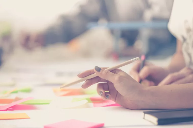 design thinking, dizajnersko razmišljanje, projekt, ideja, brainstorming, planovi