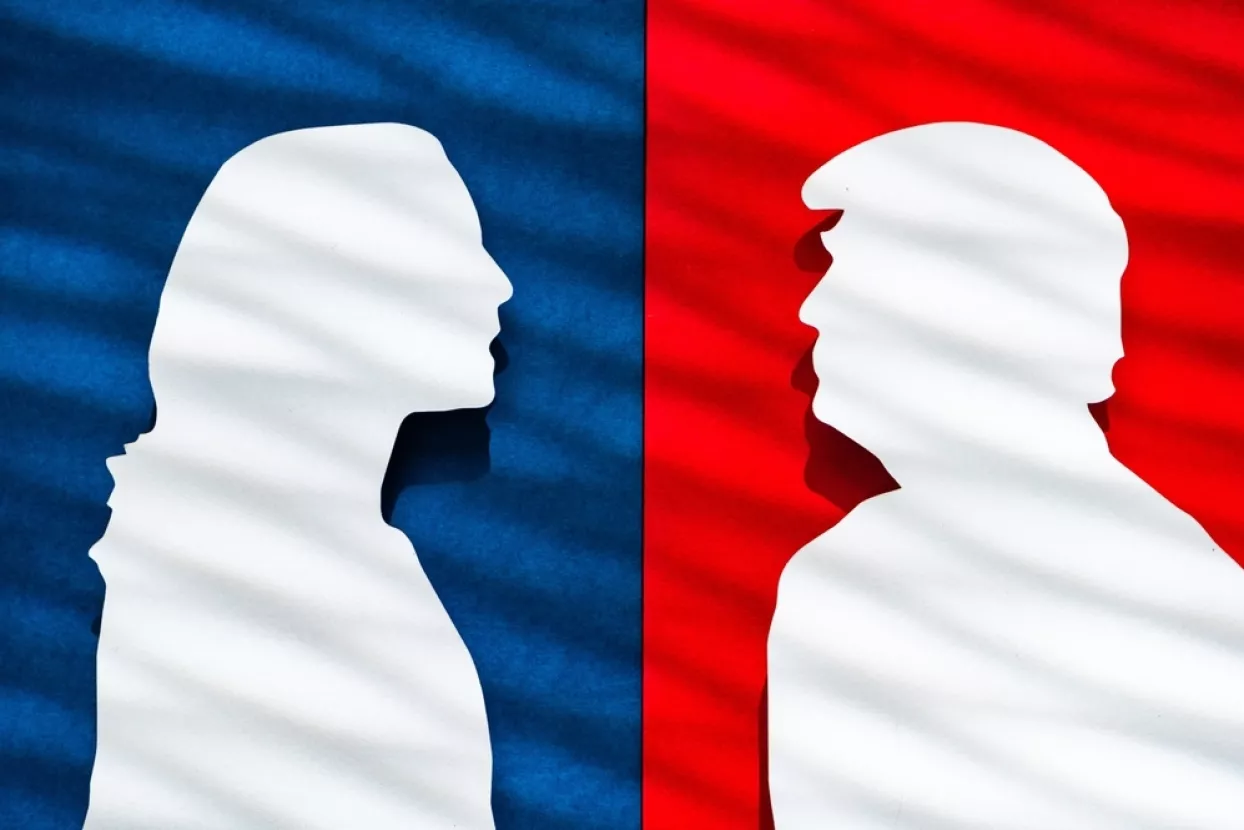 NEW YORK, USA, 30 AUGUST, 2024Visual Metaphor for the 2024 U.S. Presidential ElectionPapercut Silhouettes of Kamala Harris and Donald Trump in Red and BlueIzbori SAD, izbori u SAD-u