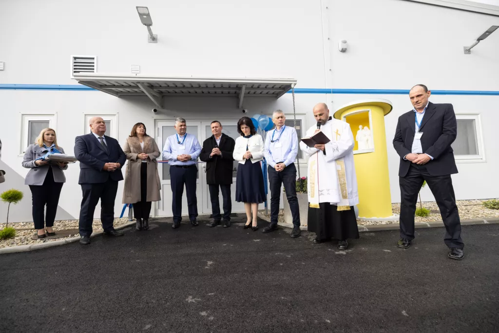 Otvaranje pogona ZIV- TICA u Lipiku.Vinko Kasana, gradonačelnik Lipika, županica Antonija Josić, Zdenko Tica, Marijan Vukelić, Viktorija Kućas, Ivan Tica, Ante Tica.