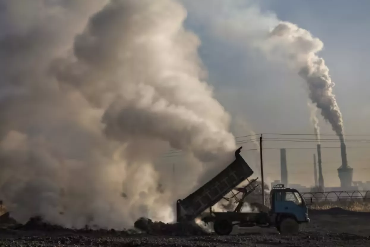 Istraživanje objavljeno u Guardianu pokazuje da planovi širenja industrije fosilnih goriva uključuju početak naftnih i plinskih projekata koji će proizvesti stakleničke plinove ekvivalentne desetljetnim emisijama CO2 iz Kine, najvećeg svjetskog zagađivača. 