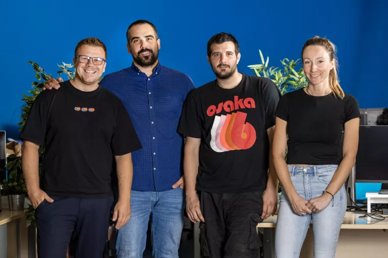 Posebno važan potez za poslovanje Locastica bila je odluka da se uz dva osnivača, Perića-Mažara i Marka Maljkovića, kao partnere uključi Luku Smolčića, Paulu Čučuk i Danila Trebješanina koji su preuzeli menadžerska mjesta