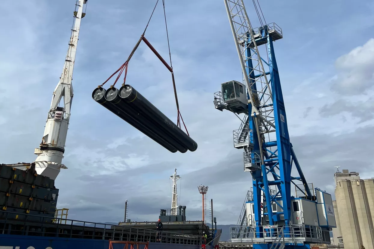 ¸Plinacro - iskrcaj cijevi u luci Rijeka