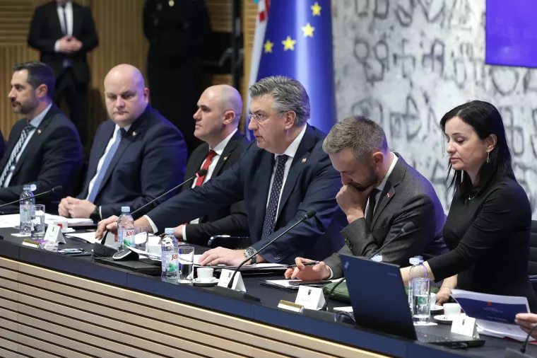 Sastanak u Vladi o revidiranju popisa proizvoda ograničenih cijena: Tonči Glavina, Ivan Šušnjar, Josip Dabro, Andrej Plenković, Marin Piletić i Marija Vučković