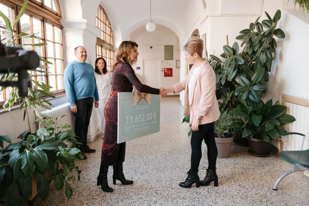 Douglas parfumerija donacija