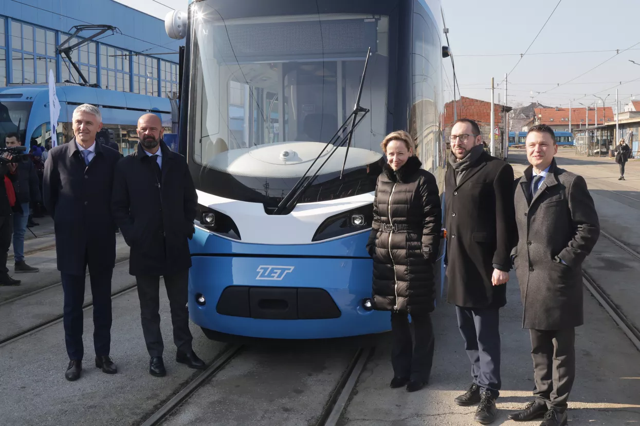 Predstavljanje novog niskopodnog tramvaja u ZET-u: Gordan Kolak, Marko Bogdanović, Danijela Dolenec, Tomislav Toma&scaron;ević i Josip Ninić