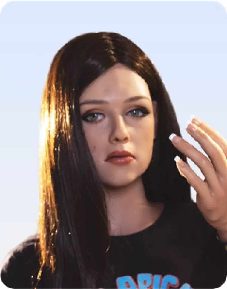 Hardver Realbotixove crnokose Melody, isto kao i plavu&scaron;e Arije, u otvorenom je kodu pa ih se lako može prilagoditi svojim zamislima. Melodyin izraz lica i karakter može se promijeniti u 30 sekundi, kao i način na koji govori, a njezini tvorci kažu da nema funkcije lutke za seks, nego je vi&scaron;e za angažman i zabavu