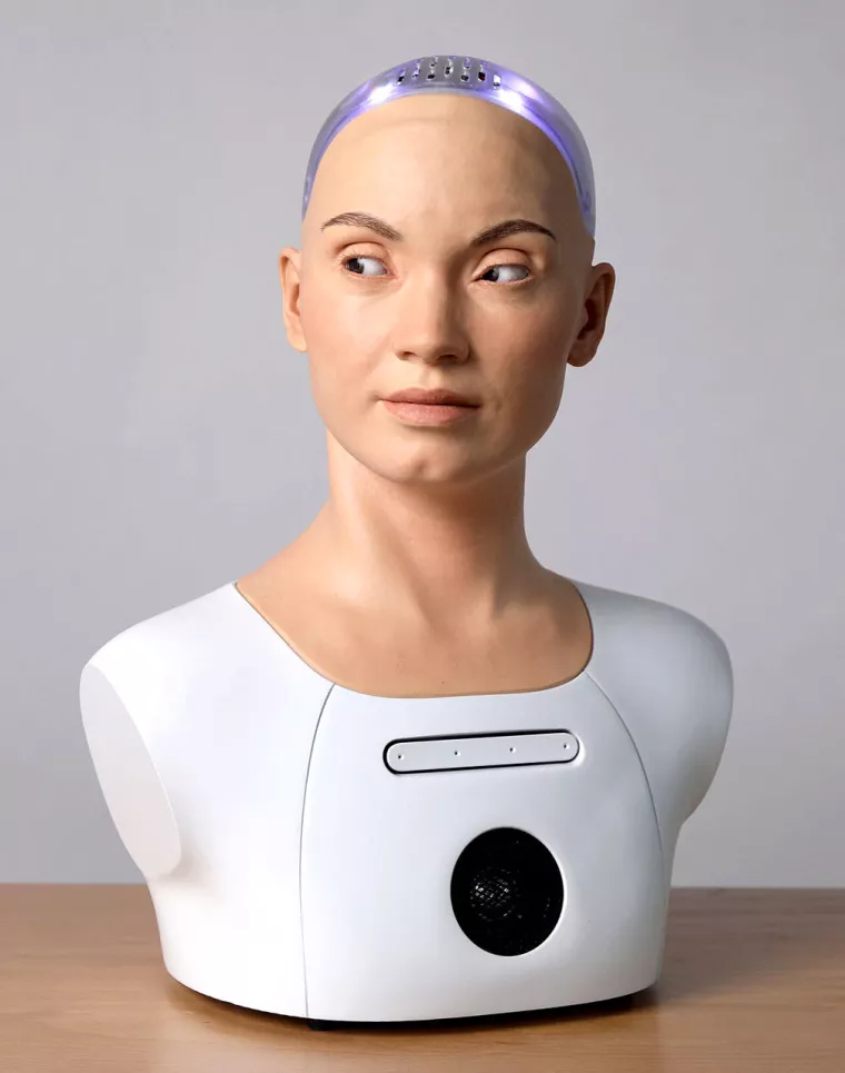 Navodno je Ameca, proizvod američke tvrtke Engineered Arts, najnapredniji AI robot u svijetu. Ima ugrađene mikrofone, kamere u očima i na prsima te softver za prepoznavanje lica putem kojeg komunicira s ljudima. Pokreće ga AI, motorizirane su mu ruke, prsti, vrat i crte lica. Kognitivne sposobnosti Amece pojačane su integracijom s OpenAI GPT-3 i GPT-4 jezičnim modelima te razumije i odgovara na pitanja, priča viceve, opona&scaron;a glasove slavnih ili poznatih televizijskih likova, ple&scaron;e i vodi zanimljive razgovore, te razgovora s novinarima. No dok razvoj tehnologije ne omogući da se savr&scaron;eno utjelovi, živi ponajprije kao digitalna platforma