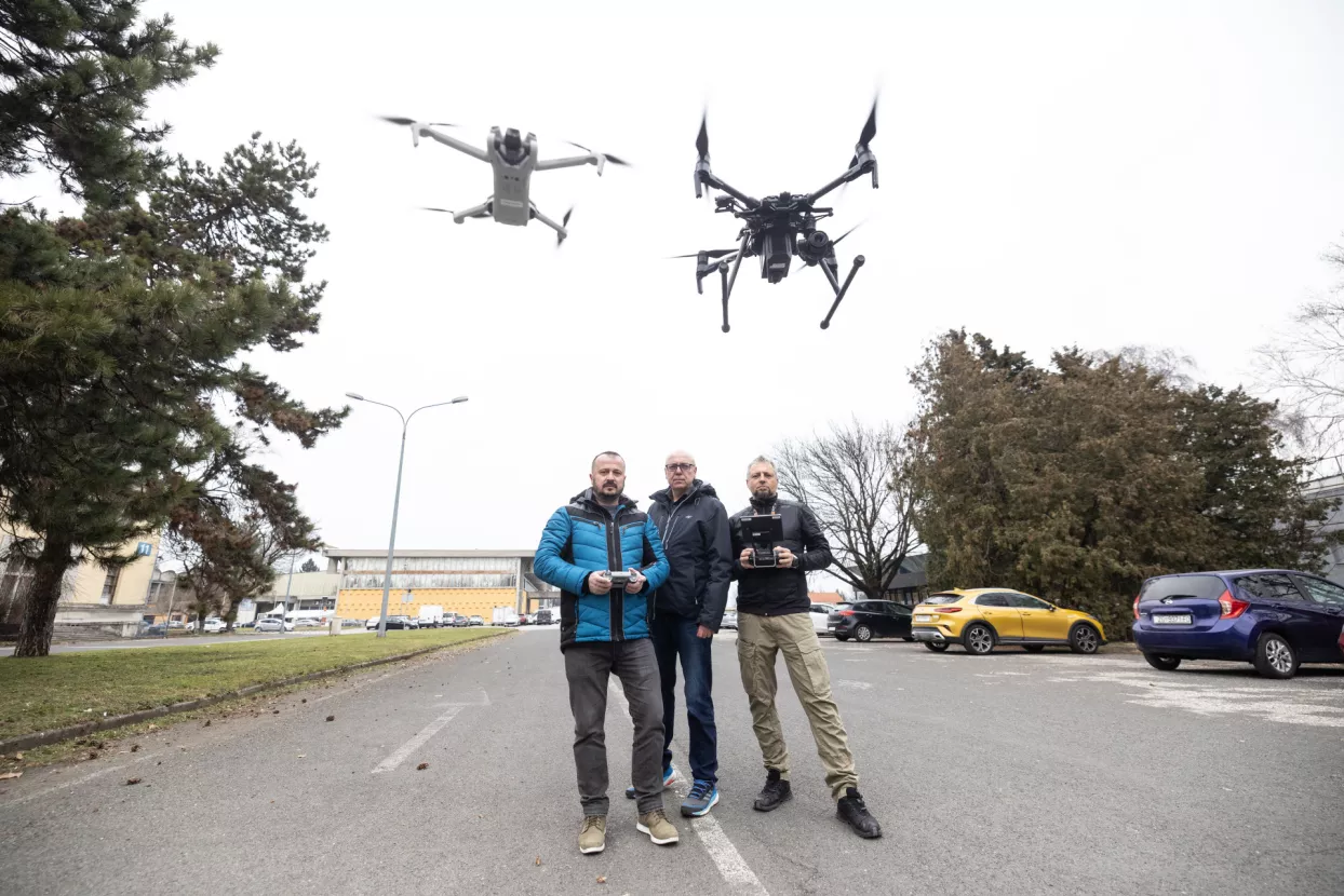 Upravljanje dronom.Hrvoje Sremić i Ivan Vidaković pokazuju upravljanje dronom.