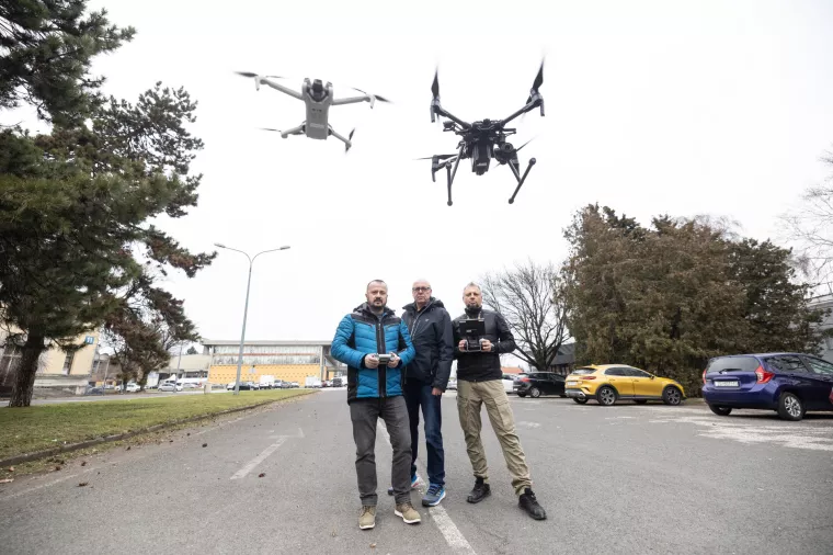 Upravljanje dronom.Hrvoje Sremić i Ivan Vidaković pokazuju upravljanje dronom.