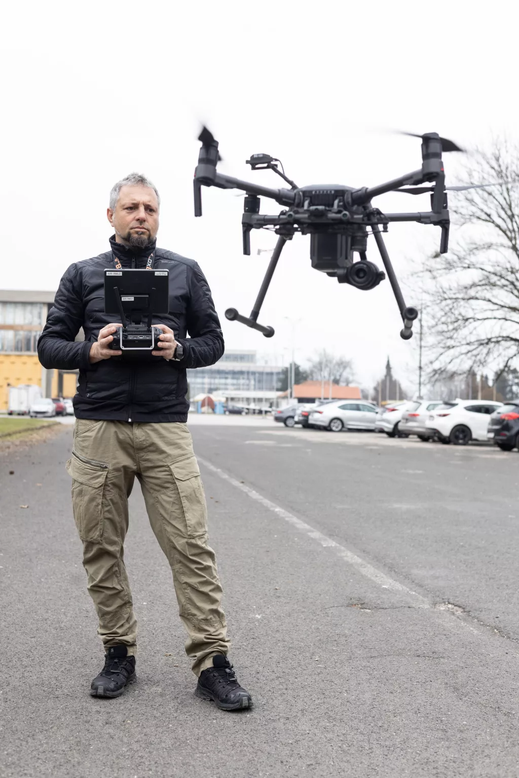 Uprabljanje dronom. Ivan Vidaković pokazuje kako se upravlja poslovnim dronom.