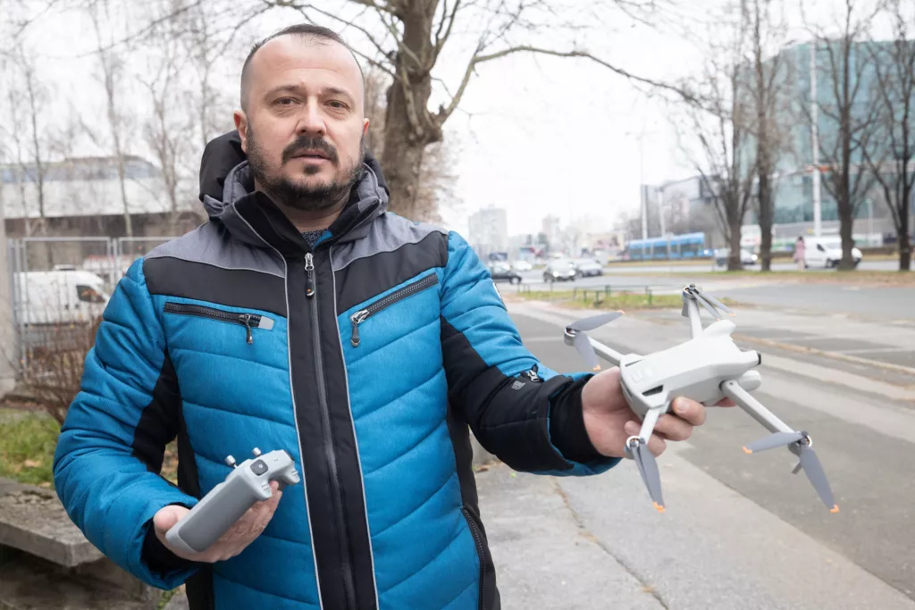 Uprabljanje dronom. Hvoje Sremić pokazuje kako se upravlja komercijalnim dronom.