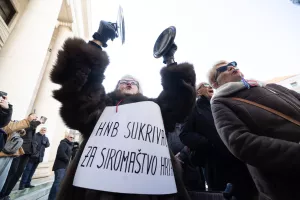 Platforma potrošača "Halo inspektore!" organizirala je prosvjed ispred Hrvatske narodne banke protiv inflacije i poskupljenja.