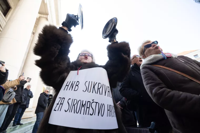Platforma potrošača "Halo inspektore!" organizirala je prosvjed ispred Hrvatske narodne banke protiv inflacije i poskupljenja.