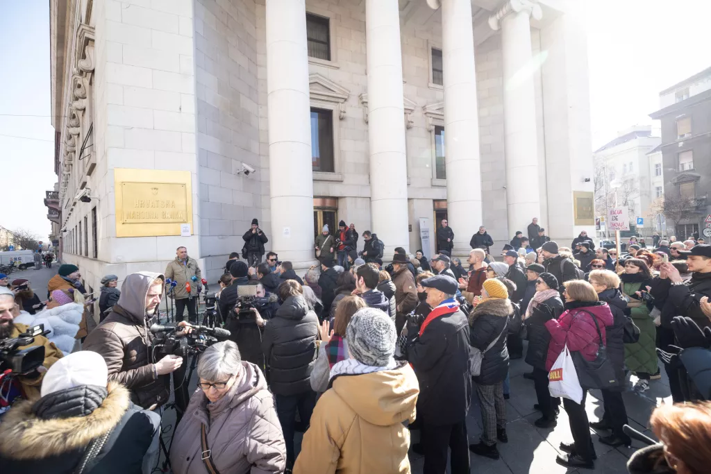 Platforma potrošača "Halo inspektore!" organizirala je prosvjed ispred Hrvatske narodne banke protiv inflacije i poskupljenja.