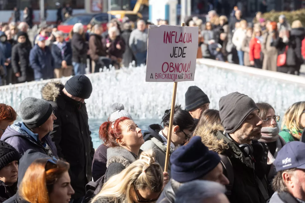 Platforma potrošača "Halo inspektore!" organizirala je prosvjed ispred Hrvatske narodne banke protiv inflacije i poskupljenja.