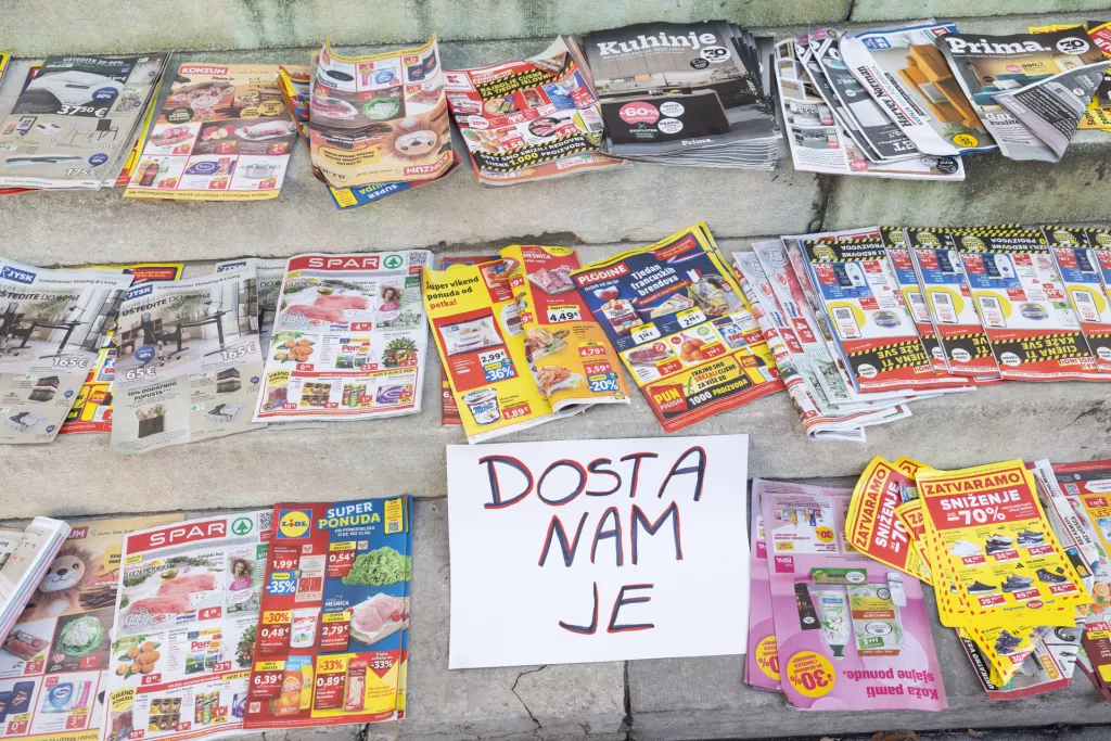 Platforma potrošača "Halo inspektore!" organizirala je prosvjed ispred Hrvatske narodne banke protiv inflacije i poskupljenja.