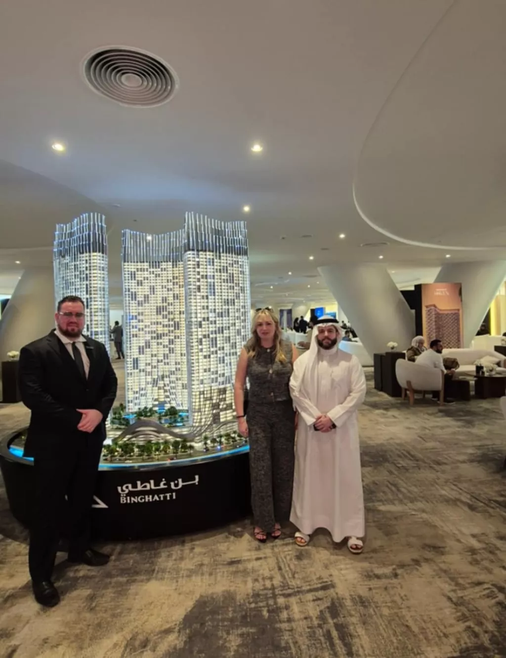 Binghatti sales office – Andrea Bilić u društvu g. Alsouda i g. Stevica