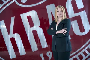 Marijana Knežević Tudić, predsjednica Uprave Kraša:Bili smo primorani korigirati cijene naših proizvoda koji sadrže kakao- Dugogodišnji smo lider u proizvodnji kakao proizvoda, keksa i vafla te bombona na domaćem tržištu, a ostvarujemo značajan uspjeh i u zemljama regije. S tim u vidu, nastavljamo jačati lidersku poziciju. Zadovoljni smo ostvarenim rezultatima poslovanja jer smo, unatoč izazovnim vremenima, zadržali stabilnost proizvodnje kao i broja zaposlenih. Također, nastavljamo s investicijskim ciklusom, započetim prošle godine, vrijednim više od 20 milijuna eura, od čega smo dosad ugovorili više od 15 milijuna eura. Iako delegirani akt Uredbe o EU taksonomiji ne svrstava djelatnosti koje obavlja Kraš kao one s značajnim negativnim utjecajem na okoliš, godinama kontinuirano radimo na smanjenju ekološkog otiska i unaprjeđenje održivosti kroz sve faze poslovanja. Dodatno u Krašu vodimo računa o unaprjeđenju ambalaže pa velika većina proizvodnog asortimana ima ekološki prihvatljiva pakiranja. Za nas su potrošači u središtu poslovanja i njihovo iskustvo iznimno nam je važno. Asortiman naših proizvoda diktiraju zahtjevi i potražnja na tržištu, a mi aktivno prikupljamo povratne informacije i kontinuirano prilagođavamo proizvode i usluge kako bismo osigurali najvišu razinu zadovoljstva i lojalnosti potrošača. U budućnosti se vidimo još snažniji – kao moderna prehrambena kompanija koja ne prati slijepo trendove već ih i diktira. Želimo i dalje postavljati standarde koji definiraju budućnost u području konditorskih proizvoda. Kako bismo u tome i uspjeli, moramo biti prilagodljivi i spremni na tržišne izazove. Definitivno najveći izazov ove godine je rast cijene kakaovca koji je dosegnuo najviše razine u proteklih pola stoljeća. Nakon internog amortiziranja ovog cjenovnog pritiska, a radi održavanja stabilnosti poslovanja te radnih mjesta bili smo primorani korigirati cijene naših proizvoda koji sadrže kakao, što je bio zadnji, ali neizbježan korak. Međutim, Kraš je jedan od rijetkih proizvođača koji uz kakao proizvode ima i drugi konditorski asortiman – kekse i vafle te bombone što nam pruža dodatan prostor za prilagodbu i planiranje proizvodnog asortimana. Dok se suočavamo s novim okolnostima, naša posvećenost prema kvaliteti nepokolebljiva je. Inzistiramo na proizvodnji tradicionalnih i poznatih proizvoda koji su izdržali test vremena. Time ostajemo pouzdan izbor za naše vjerne potrošače.