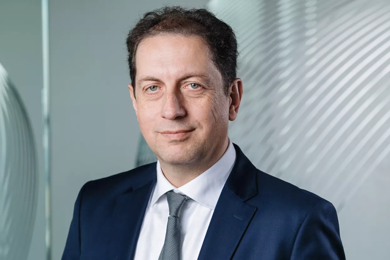 Christoph Schoefboeck, predsjednik Uprave Erste banke:Fizičke poslovnice jo&scaron; dugo neće izgubiti na važnosti- Digitalizacija bankarskog poslovanja već je duže vrijeme u tijeku te bankarstvo općenito prolazi kroz proces velikih promjena. Erste banka pritom ima jasnu poslovnu strategiju čiji je cilj dugoročno održiv uspjeh, a digitalne inovacije jedan su od temeljnih stupova takve strategije. Ulazak fintech tvrtki na bankarsko trži&scaron;te svakako je veliki izazov za tradicionalno bankarstvo, ponajprije jer je sa sobom donijelo značajno ubrzanje razvoja digitalnih rje&scaron;enja odnosno tzv. time-to-marketa, &scaron;to podrazumijeva če&scaron;će promjene i prilagodbe postojećih proizvoda te nastavak sveobuhvatne digitalne transformacije bankarskog poslovanja. Osim &scaron;to se značajno mijenja dosada&scaron;nji način poslovanja, financijske institucije i ponuđači financijskih usluga dobivaju i nove prilike za razvoj bržih, transparentnijih i povoljnijih usluga za klijente. Krajnji korisnici, odnosno građani trebali bi imati najveće koristi od toga, prvenstveno kroz pojednostavljene, kvalitetnije i naprednije digitalne usluge, bolje korisničko iskustvo, zatim vi&scaron;estruke mogućnosti izbora te u konačnici i konkurentnije cijene. Na&scaron;a digitalna rje&scaron;enja, Keks Pay aplikacija te George online bankarstvo, koji su uz kontinuiran rast broja korisnika na trži&scaron;tu s uspjehom prisutni već nekoliko godina, vrlo kvalitetni primjeri tehnolo&scaron;kih inovacija i novih digitalnih rje&scaron;enja u području financijskih proizvoda i usluga. Općenito govoreći, Erste banka je s jedne strane orijentirana na usmjeravanje jednostavnijeg, transakcijskog dijela poslovanja na digitalne kanale i uređaje kad god je to moguće, a s druge jo&scaron; snažniji fokus na savjetodavnu uslugu koju klijenti mogu dobiti u fizičkim poslovnicama. Kombinacijom jednoga i drugoga unaprjeđuje se tradicionalan odnos između banke i klijenata sa svim prednostima digitalizacije s jedne strane te osobnog pristupa s druge. U tom smislu, unatoč snažnom razvoju visokih tehnologija i servisa, fizičke poslovnice jo&scaron; dugo neće izgubiti na važnosti, ali je za očekivati da će i dalje biti prisutna određena optimizacija njihovog broja. Erste banka, kao i financijska industrija općenito, povremeno se suočava s poku&scaron;ajima prijevara u raznim segmentima svog poslovanja. Iz tog razloga, banka zbog sigurnosti svakog klijenta, ali i vlastite sigurnosti ulaže maksimalan trud i resurse, kao i različite mehanizme za&scaron;tite, metode i tehnologije, kako bi za&scaron;titila financijska sredstva svojih klijenata. Naime, poslovanje banke počiva na povjerenju i sigurnosti klijenata, stoga je izuzetno važno da svaka transakcija koju klijent obavi bude na najvi&scaron;oj razini sigurnosti. Osim kontinuiranog informiranja klijenata o aktualnim napadima te potrebi opreza, banka koristi brojne sustave za detekciju infekcije uređaja zlonamjernim programima i analizu pona&scaron;anja klijenata na digitalnim kanalima. Uoči li se sumnjiva ili neuobičajena aktivnost, poduzimaju se preventivne aktivnosti u cilju sprječavanja prijevare. Također, sigurnost podataka i sustava usklađena je sa svim zakonima i regulativama te se ažurira u skladu s najboljim sigurnosnim praksama.