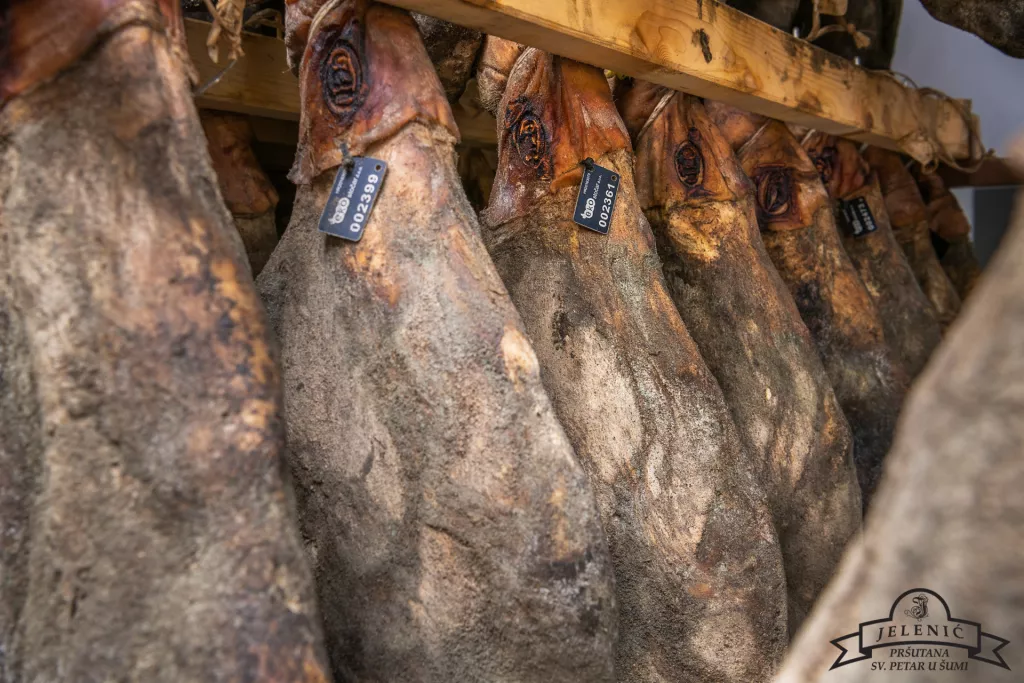 Jelenići na tržište stavljaju dva brenda, Istarski pršut i Pršut Jelenić. Istarski pršut radi se po vrlo strogoj Specifikaciji o izradi istarskog pršuta te prolazi posebno ocjenjivanje. Pršut Jelenić se proizvodi na identičan način, ali ne podliježe tolikoj papirologiji