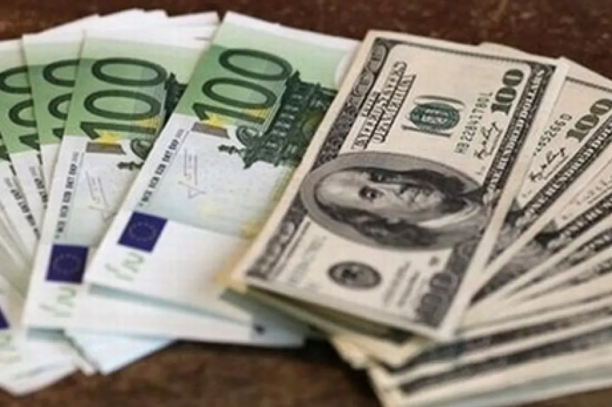 Euro ojačao prema dolaru više od četiri posto, najviše u 16 godina