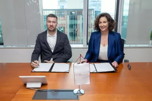 Jurica Gorup, vlasnik i direktor društva Solaris Pons i Vedrana Jelušić Kašić, članica Uprave PBZ-a