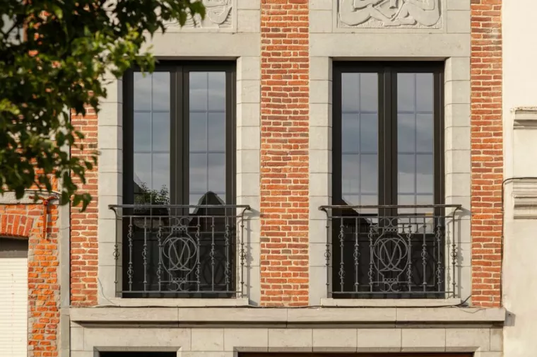 Renovation with Elegant Infinity windows and door (1043foil grahpiteblack matt on both sides, RAL9011).