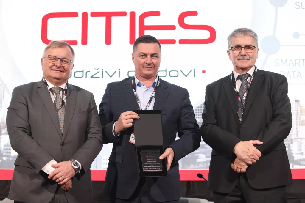 Smart cities 2025.Dodjela nagrada za inovacije i najbolju praksu gradova.Željko Turk, Zvonimir Novosel, Miodrag &Scaron;ajatović.