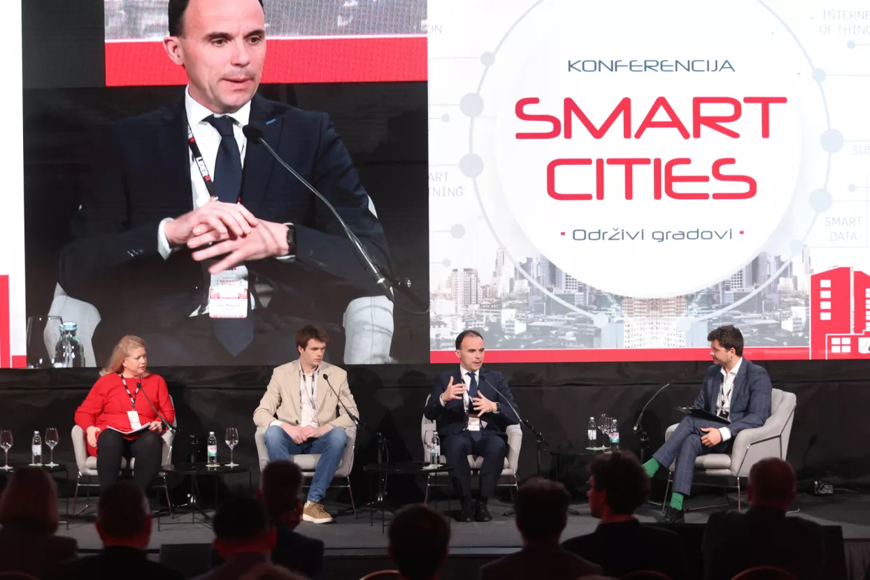 Smart cities 2025.Panel: Gradovi u simbiozi: Socijalni aspekt urbanog razvoja zeleni projekt.Ana Juras, Antonio Draženović, Loris Peršurić, Roko Kalafatić.