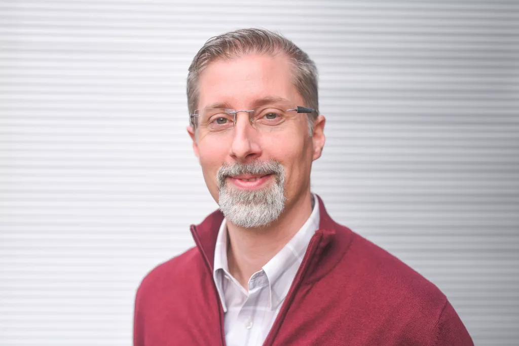 Hrvoje Hadžić,menadžer za inovacije Ericssona Nikole Tesle:- Ericsson Nikola Tesla kontinuirano investira u izgradnju inovativne kulture u svim segmentima poslovanja. Zahvaljujući svojoj dugogodi&scaron;njoj uspje&scaron;noj praksi u poticanju inovativnosti i motiviranju zaposlenika na takav način rada, u Grupi su naučili da je svaki vid inoviranja koristan te da nije nužno uvijek riječ o vrijednosti koje donosi samo novi proizvod ili rje&scaron;enje. Tako naprimjer inovativni pristup i ideje koje ukazuju kako primijeniti umjetnu inteligenciju ili automatizaciju u poslovnim procesima, nerijetko nose i veću korist od plasiranja novog proizvoda na trži&scaron;te