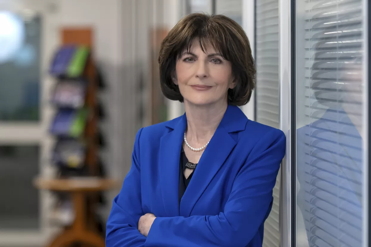 Gordana Kovačević, predsjednica Uprave Ericssona Nikole Tesle:Neophodno je stvaranje kulture sigurnosti - Digitalna transformacija kroz uvođenje novih platformi nije samo pitanje implementacije novih tehnoloških rješenja, već i promjene kulture i načina razmišljanja unutar tvrtke, odnosno upravljanje promjenama. Taj proces zahtijeva predanost i angažman svih razina organizacije, ali donosi brojne benefite u obliku povećanja učinkovitosti, bolje suradnje, bržeg odlučivanja i stvaranja novih poslovnih mogućnosti. U Ericsson Nikola Tesla Grupi kontinuirano provodimo aktivnosti digitalne transformacije u raznim segmentima našeg djelovanja. Broj primjera je jako velik no važan je pristup koji obuhvaća dobru pripremu i promjene u svim poslovnim procesima te integraciju u cjelovito tehnološki napredno rješenje. Kao primjer navodimo nova tehnološka rješenja za upravljanje prodajnim i nabavnim procesima koja su nam omogućila transformaciju prodajnih procesa, pružajući timovima alate za bolje praćenje kupaca, upravljanje potencijalnim poslovima te optimizaciju prodajnih strategija. Ostvarena je i automatizacija te optimizacija nabavnih procesa; smanjeni su troškovi nabave, poboljšana je transparentnost i olakšano upravljanje dobavljačima. Ključni aspekt suočavanja s kibernetičkim prijetnjama je ulaganje u napredne sigurnosne tehnologije i infrastrukturu što kontinuirano radimo. To uključuje implementaciju zero-trust paradigme i sustava za detekciju upada, vatrozidova, antivirusnih programa te enkripciju podataka kako bi se osigurala zaštita od različitih vrsta napada. Tehnološke mjere same po sebi nisu dovoljne. Edukacija zaposlenika ENT Grupe igra ključnu ulogu u borbi protiv kibernetičkih prijetnji. Zaposlenici trebaju biti svjesni različitih vrsta prijetnji poput phishing napada, socijalnog inženjeringa i malwarea, Dark Weba te kako ih prepoznati i spriječiti. Stvaranje kulture sigurnosti u organizaciji, uz naglasak na odgovornost svakog zaposlenika za sigurnost informacija, neophodno je za uspješno suočavanje s kibernetičkim prijetnjama.