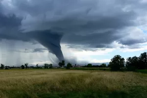 Oluja, tornado, pijavica, livada, poljoprivreda