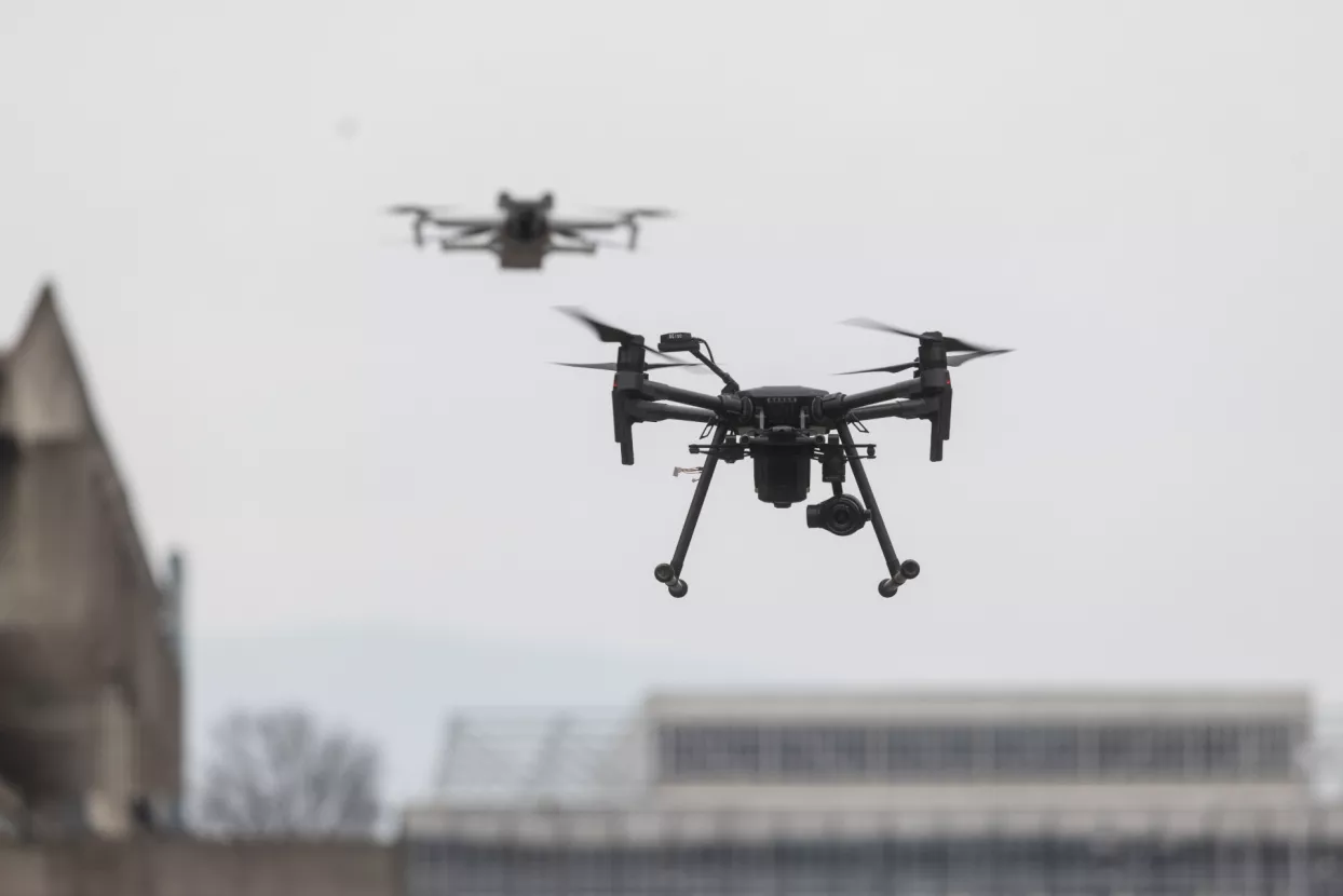 Upravljanje dronom.Hrvoje Sremić i Ivan Vidaković pokazuju upravljanje dronom.