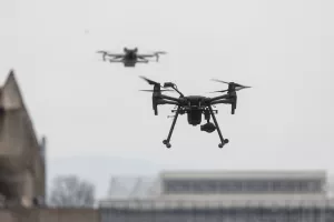 Upravljanje dronom.Hrvoje Sremić i Ivan Vidaković pokazuju upravljanje dronom.