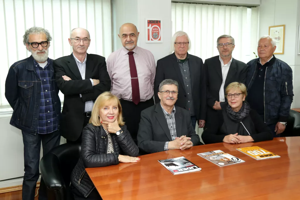 30 godina osnivanja Poslovnog svijetastoje: Karlo Rosandić, Zdravko Milinović, Vladimir Matek, Ladislav Mateić, Željko Vukelić i Stjepan Andrašićsjede: Deana Knežević, Miodrag Šajatović i Stella Bogdanić