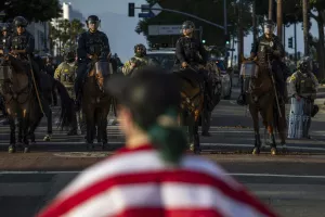 Police confront a protesters outside City Hall during protests over federal immigration enforcement raids on Wednesday, June 11, 2025, in Los Angeles. (AP Photo/Ethan Swope)Los Angeles prosvjedi, neredi, sukobi