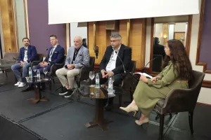 Graditeljstvo 2025. Okrugli stol "Prostorni planovi nove generacije i sredstva iz EU fondova" Tomislav Ilić, Dario Zurovec, Ninoslav Dusper, Danijel Meštrić i Antonija Knežević