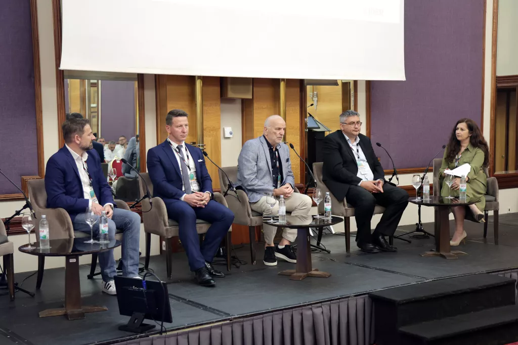 Graditeljstvo 2025. Okrugli stol "Prostorni planovi nove generacije i sredstva iz EU fondova" Tomislav Ilić, Dario Zurovec, Ninoslav Dusper, Danijel Meštrić i Antonija Knežević