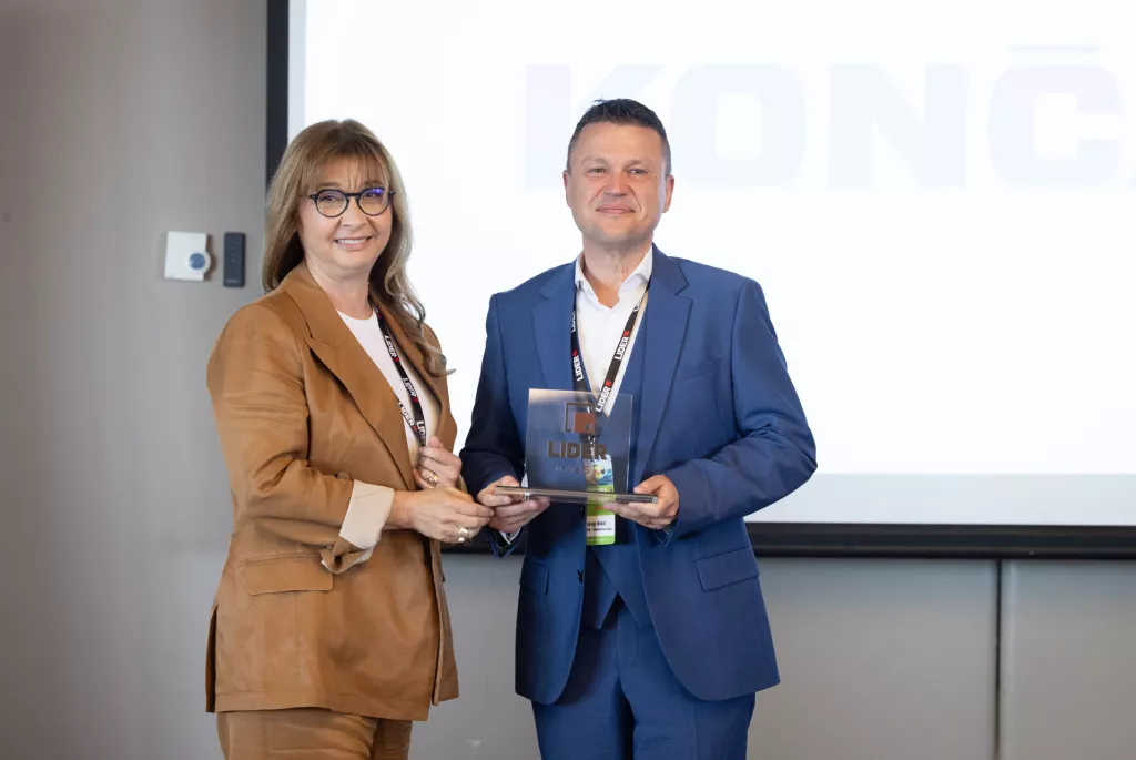 Investicijska konferencija Lider invest 2025.Svečana dodjela nagrada Lider invest 2025.100% Lider invest srednja investicija (između 1.3 i 19.9 milijuna eura): KONČAR – Električna vozila d.d. Nagradu uručuje Koraljka Perutko Fabijanić, direktorica Poslovnih komunikacija i marketinga HBOR-a. A nagradu preuzima Josip Ninić, predsjednik Uprave KONČAR – Električnih vozila.