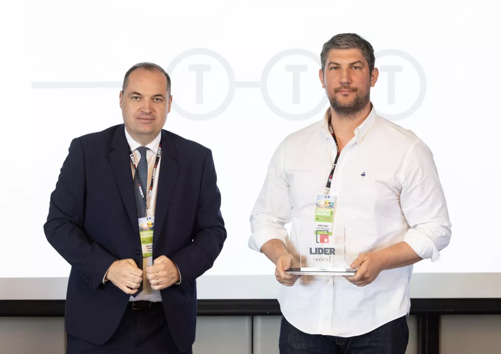 Investicijska konferencija Lider invest 2025.Svečana dodjela nagrada Lider invest 2025.100% Lider invest mala investicija (< od 1.3 milijuna eura): Tvornica tekstila Trgovišće d.o.o. Nagradu uručuje Ante Janko Bobetko, zamjenik predsjednika Uprave HAMAG-BICRO-a a nagradu preuzima Mario Popić, direktor Tvornice tekstila Trgovišće.