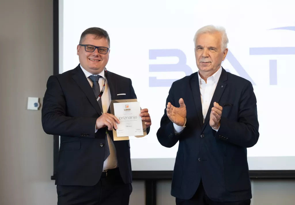 Investicijska konferencija Lider invest 2025.Svečana dodjela nagrada Lider invest 2025.Employee Lider invest – za investiciju koja je najviše pridonijela zapošljavanju: TDR d.d. Nagradu uručuje Mladen Vedriš, predsjednik Stručnog žirija Lider investa i profesor na Visokom učilištu Effectus. Nagradu preuzima Pavel Vereshak, Head of operations u BAT Adriji.