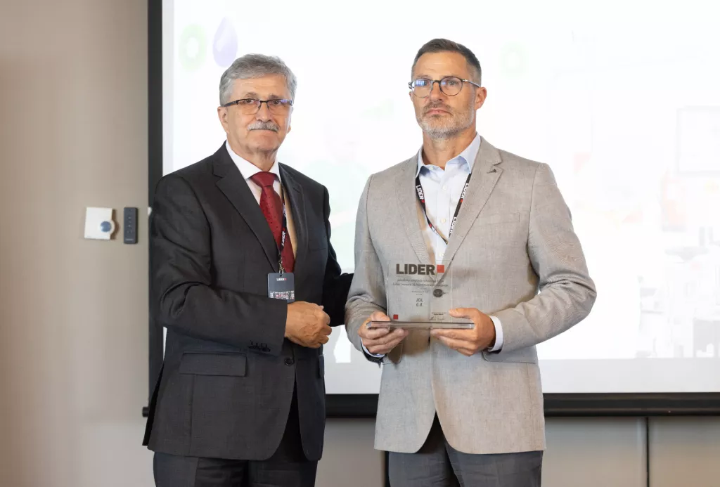 Investicijska konferencija Lider invest 2025.Svečana dodjela nagrada Lider invest 2025.Posebno priznanje za kontinuirano ulaganje: JGL d.d. Nagradu uručuje Miodrag Šajatović, a nagradu preuzima Mate Poropat, direktor farmaceutsko-tehnoloških operacija u JGL-u.