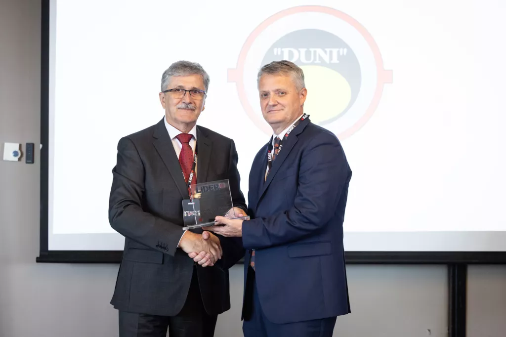 Investicijska konferencija Lider invest 2025.Svečana dodjela nagrada Lider invest 2025.Posebno priznanje za poticanje regionalnog razvoja: DUNI ljevaonica obojenih metala. Nagradu uručuje Miodrag Šajatović, glavni urednik Lidera, a nagradu preuzima Dragutin Ulama, direktor i vlasnik tvrtke.