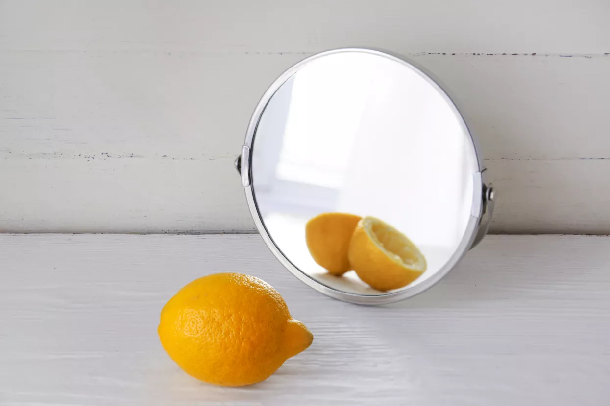 Limun u zrcalu, izvana lijepo, iznutra prazno