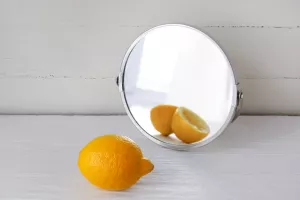 Limun u zrcalu, izvana lijepo, iznutra prazno