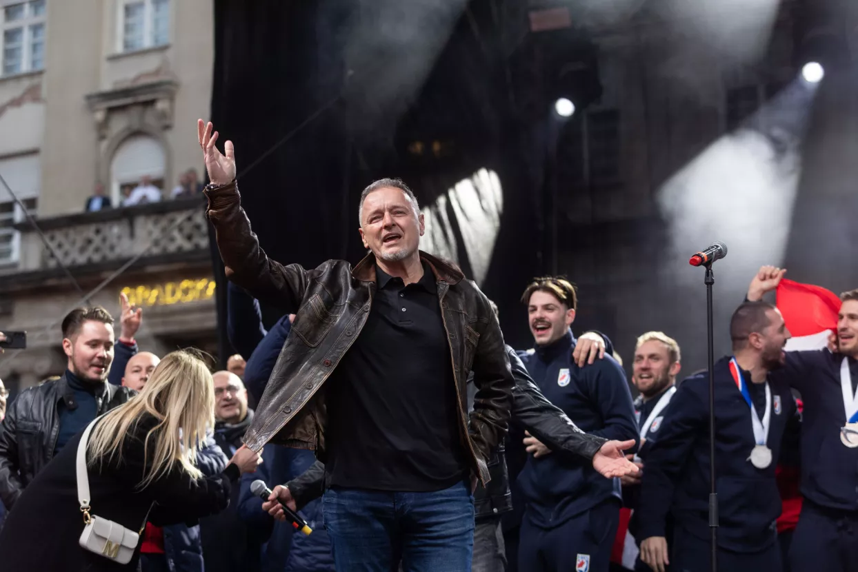 Marko Perković Thompson. Doček Hrvatske rukometne reprezentacije na Trgu bana Jelačića nakon osvojene srebrne medalje na Svjetskom prvenstvu.