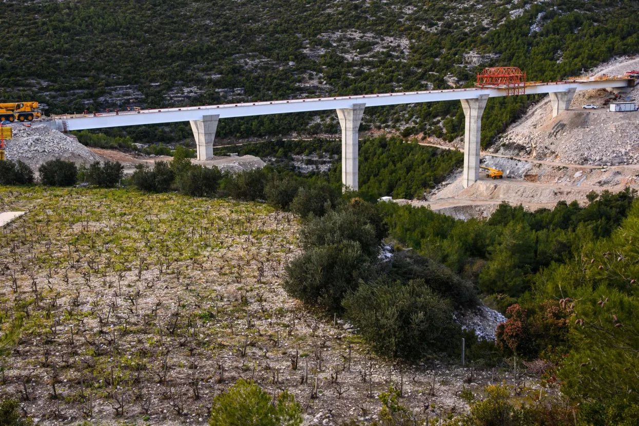 Peljesac, 080222. Gradiliste pristupnih cesta za Peljeski most. Vijadukt Prapratno nalazi se kod mjesta Prapratno na dionici koju gradi grcka tvrtka Avax. Celicna konstrukcija izradjena je u splitskom brodogradilistu Brodosplit.Na fotografiji: vijadukt PrapratnoFoto: Tom Dubravec/CROPIX